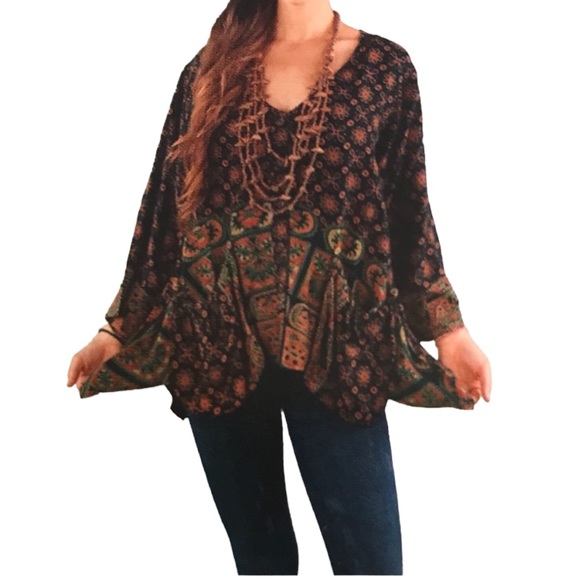 Sacred Threads Tops - NWT.    S/M.  Threads Blouse.   218671.  RD/RD